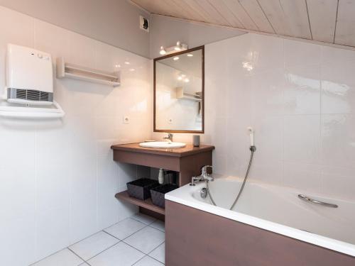 Et badeværelse på Appartement La Clusaz, 4 pièces, 10 personnes - FR-1-304-265