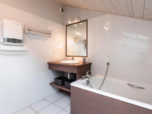une salle de bain avec une baignoire, un lavabo et un miroir dans l'établissement Spacieux appartement 3 étoiles proche des pistes, WIFI, 9-10 pers - FR-1-304-265, à La Clusaz