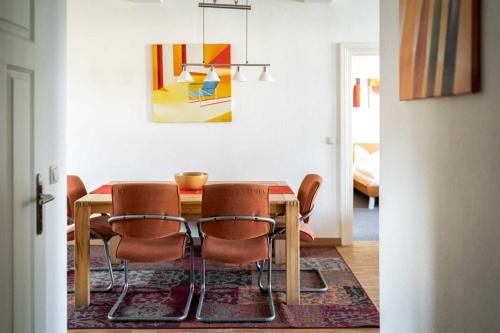 ein Esszimmer mit Tisch und Stühlen in der Unterkunft Ferienwohnung "Abendsonne" im Ostsee-Domizil Sandburg in Kühlungsborn