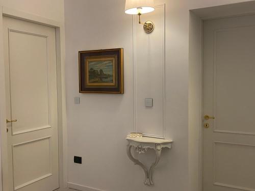 a hallway with a table next to a door at SAVANY B&Apartments in Buscate