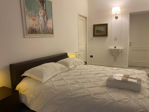 a bed in a bedroom with a picture on the wall at SAVANY B&Apartments in Buscate