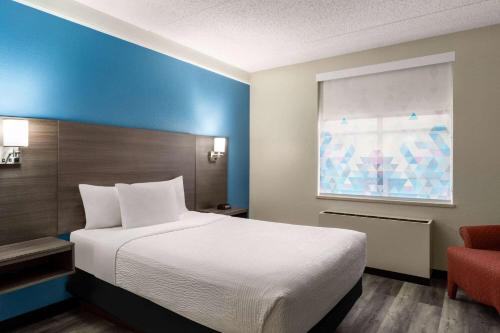 Ένα ή περισσότερα κρεβάτια σε δωμάτιο στο La Quinta by Wyndham Madison American Center