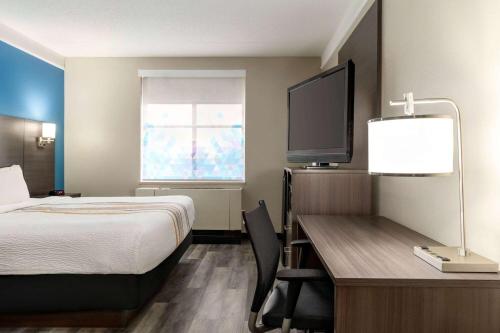 Letto o letti in una camera di La Quinta by Wyndham Madison American Center