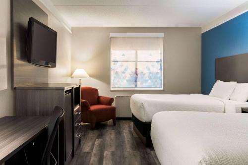 Letto o letti in una camera di La Quinta by Wyndham Madison American Center