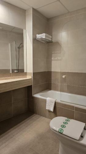 イマルコアインにあるBlu Hotel Pamplonaのトイレと浴槽付きのバスルーム
