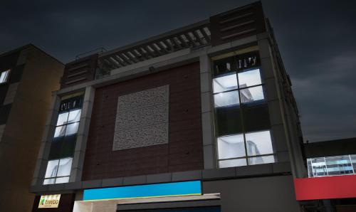 un edificio con luces en las ventanas por la noche en Treebo Trend Eco Stay T Nagar en Chennai
