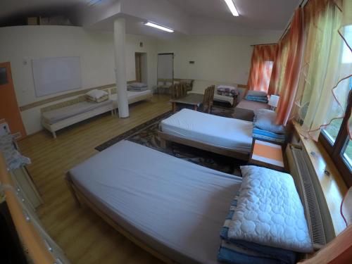 Habitación con 3 camas, sofá y TV. en Apartamenty, mieszkanie na wynajem, 110m2, w Świdniku k Lublina, en Świdnik