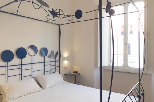 a bedroom with a canopy bed with blue accents at La Casa Di Iulia in Rome