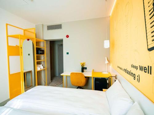 Postel nebo postele na pokoji v ubytování Ibis Styles Sibiu Arsenal