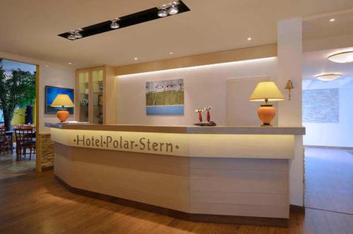 eine Lobby mit einer Polar-Star-Rezeption des Hotels in der Unterkunft Hotel Polar-Stern GmbH & Co KG in Kühlungsborn