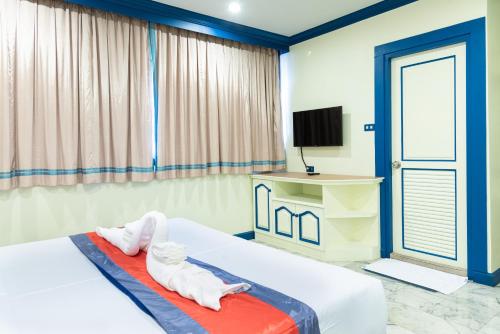 een slaapkamer met een bed met handdoeken erop bij 75 Paradise Lane Managed by Loft Group in Bangkok