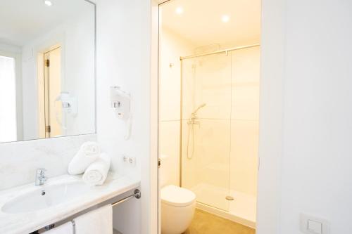 uma casa de banho com um chuveiro, um lavatório e um WC. em Ona Living Barcelona em Hospitalet de Llobregat