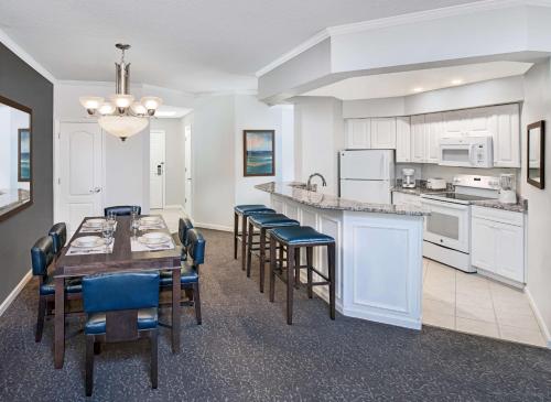 a kitchen and dining room with a table and chairs at Caribe Royale Orlando in Orlando