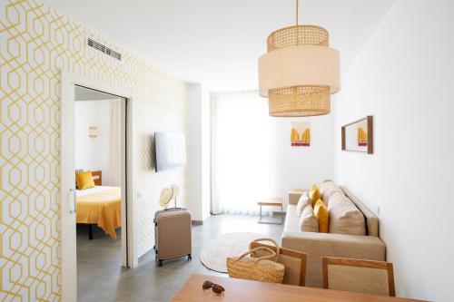 شقق أونا ليفينغ برشلونة في لوسبيتاليت دي يوبريغات: غرفة معيشة مع أريكة وطاولة