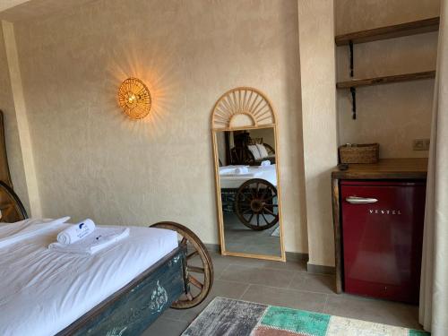 Ένα ή περισσότερα κρεβάτια σε δωμάτιο στο MAVİ AT HOTEL Blue Horse