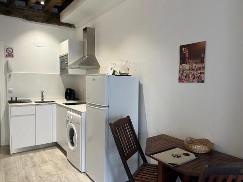 une cuisine avec un réfrigérateur et une machine à laver dans l'établissement El Chicuco en el corazón de Cádiz Grupo AC Gestion, à Cadix