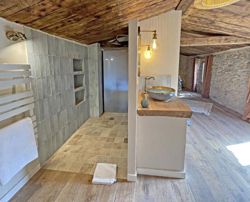 łazienka z umywalką i blatem w pokoju w obiekcie La Bergerie de Foneri - Véritable mas en pierre pour 6 pers avec piscine chauffée w mieście Lorgues