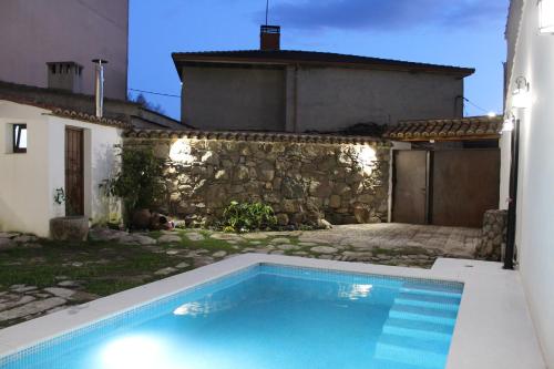 a swimming pool in the backyard of a house at Casa Paula in Segurilla
