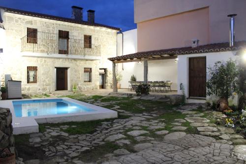 a house with a swimming pool in the yard at Casa Paula in Segurilla