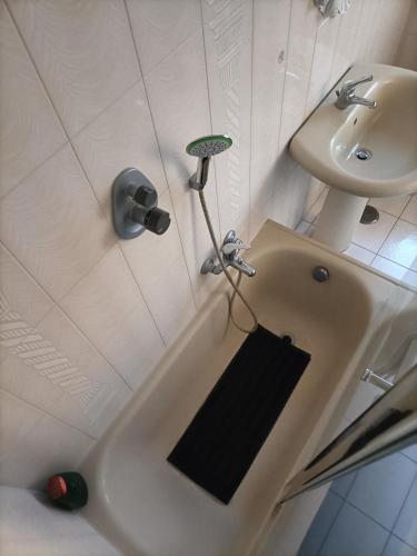 y baño con bañera y lavamanos. en Butterfly House en Castellammare di Stabia
