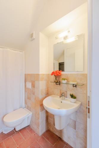 a bathroom with a sink and a toilet at Casa Noscali al Borghetto in Collodi