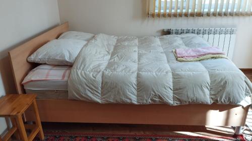 Een bed of bedden in een kamer bij Дом