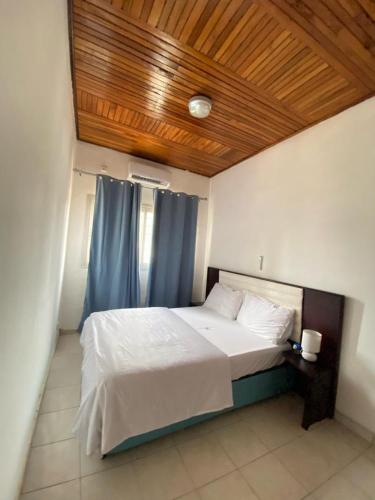 เตียงในห้องที่ Résidence meublée callens mboamanga