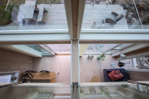 Zimmer mit einem Dach mit einem Fenster und einer Bank in der Unterkunft Cabin in Lofoten with spectacular view in Ballstad