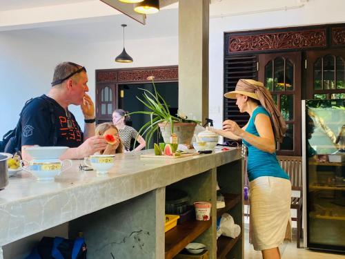 um homem e uma mulher a preparar comida numa cozinha em Nade Villas Ahungalla em Ahungalla