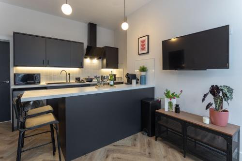 uma cozinha com um lavatório e uma bancada em Broughton Place: Contemporary Apartments in Liverpool em Liverpool