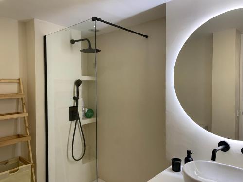 a bathroom with a shower and a sink and a mirror at Piso en Arturo Soria para 5 personas cerca del Aeropuerto y de IFEMA in Madrid