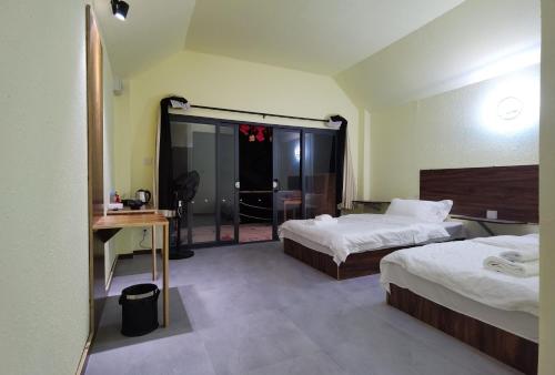 um quarto de hotel com duas camas e um espelho em Dreamer of the sea em Koh Rong Sanloem