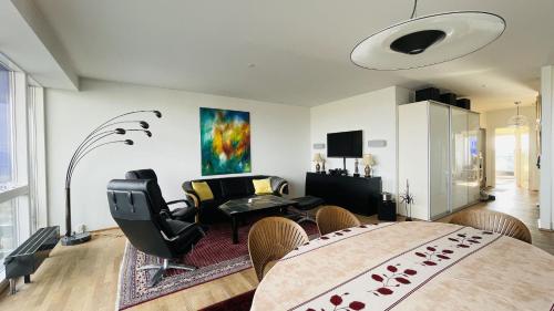 um quarto com uma cama grande e uma sala de estar em ApartmentInCopenhagen Apartment 1591 em Copenhague