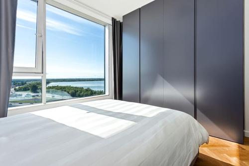 Voodi või voodid majutusasutuse Amazing apartment with epic lake view! toas