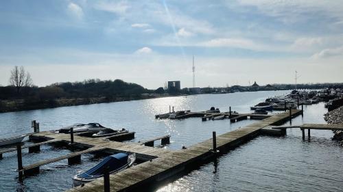 哥本哈根的住宿－ApartmentInCopenhagen Apartment 1591，一群船停靠在河上的一个码头