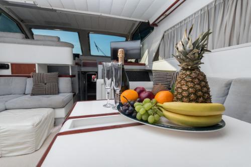 un plato de fruta en una mesa en una rv en Luxury Living on a Yacht, en Mykonos ciudad