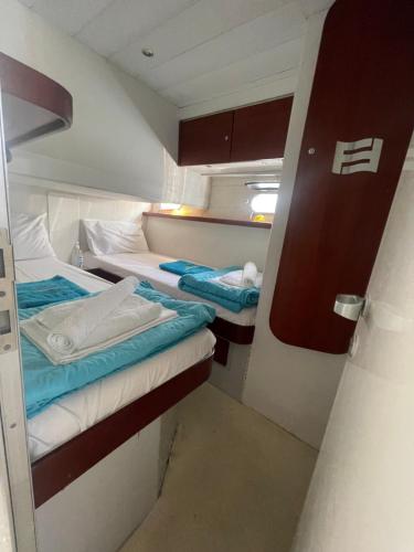 Кровать или кровати в номере Luxury Living on a Yacht