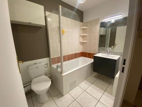ein Badezimmer mit einem WC, einer Badewanne und einem Waschbecken in der Unterkunft Studio avec terrasse in Montpellier