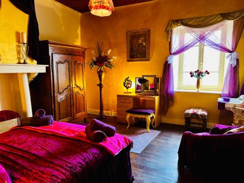 sypialnia z dużym łóżkiem i oknem w obiekcie Les Contes w mieście Fougax-et-Barrineuf