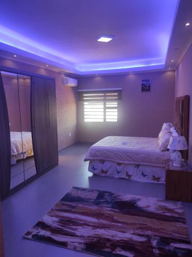 Un dormitorio con una cama grande y una ventana en Brand new crane Apartments, en Lenasia
