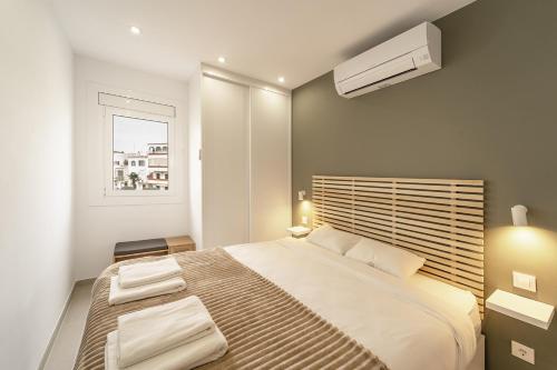 a bedroom with a large bed and a window at Apartamento WELCS EMP-109- al lado del canal in Empuriabrava