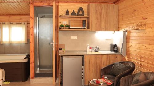 uma pequena cozinha com um lavatório e um frigorífico em קסם עין כרם em ‘En Kerem