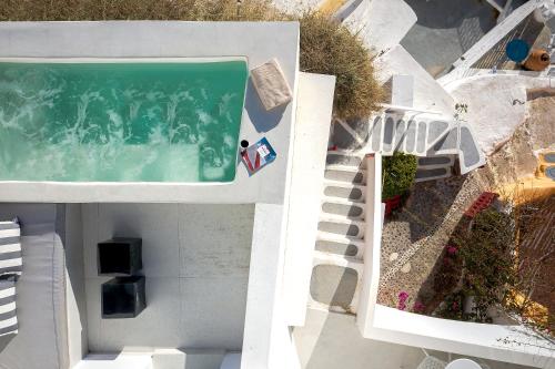 - une vue sur la piscine située dans un bâtiment dans l'établissement Big Blue Villa by Caldera Houses, à Oia
