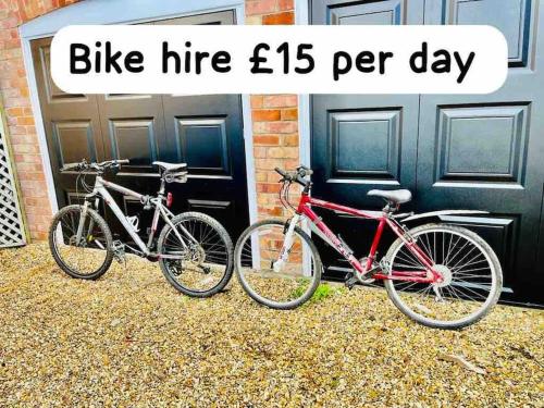 dos bicicletas estacionadas frente a un garaje en East Bridgford Summerhouse Inc Spa and Treatments, en East Bridgford
