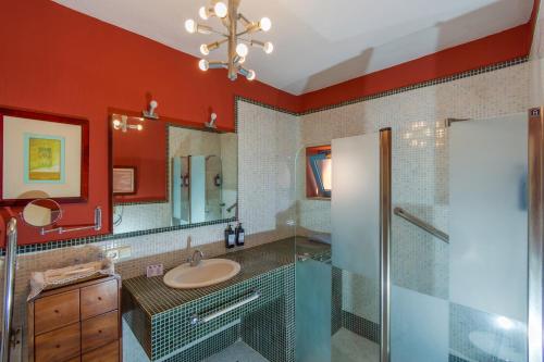 a bathroom with a sink and a mirror at Hotel Utopía in Benalup Casas Viejas