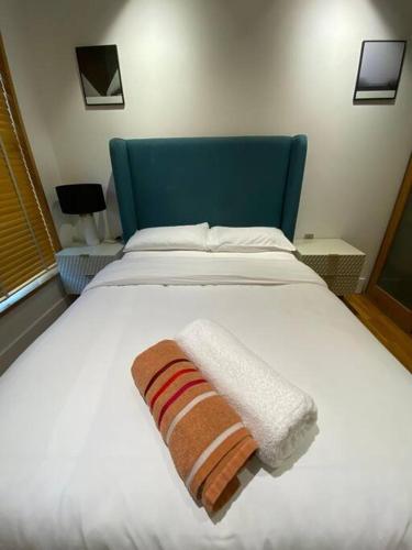 een groot wit bed met een handdoek erop bij Chic Living near Piccadilly HY11 in Londen