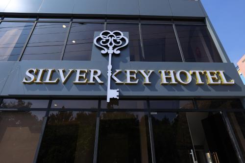 Sijil, anugerah, tanda atau dokumen lain yang dipamerkan di Silverkey Hotel Yelahanka