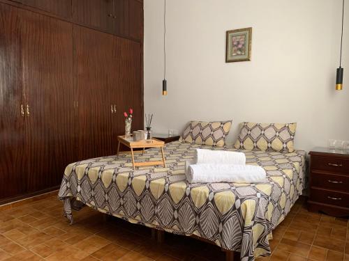 ein Schlafzimmer mit einem Bett und einem Tisch darauf in der Unterkunft Casa melo in Martil