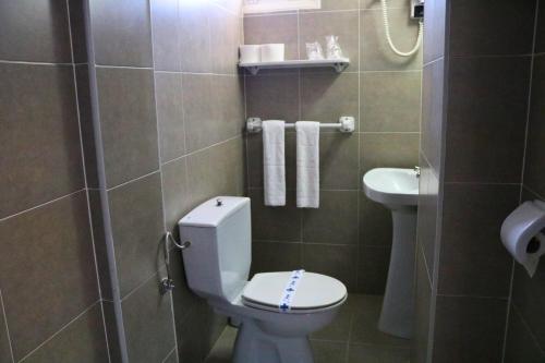 a bathroom with a toilet and a sink at Bahía - 30º hotels in Puerto de Mazarrón