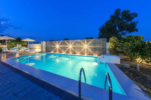 una piscina en una villa por la noche en Villa Dianna 3bd Private Swimming Pool, en Ambelókipoi